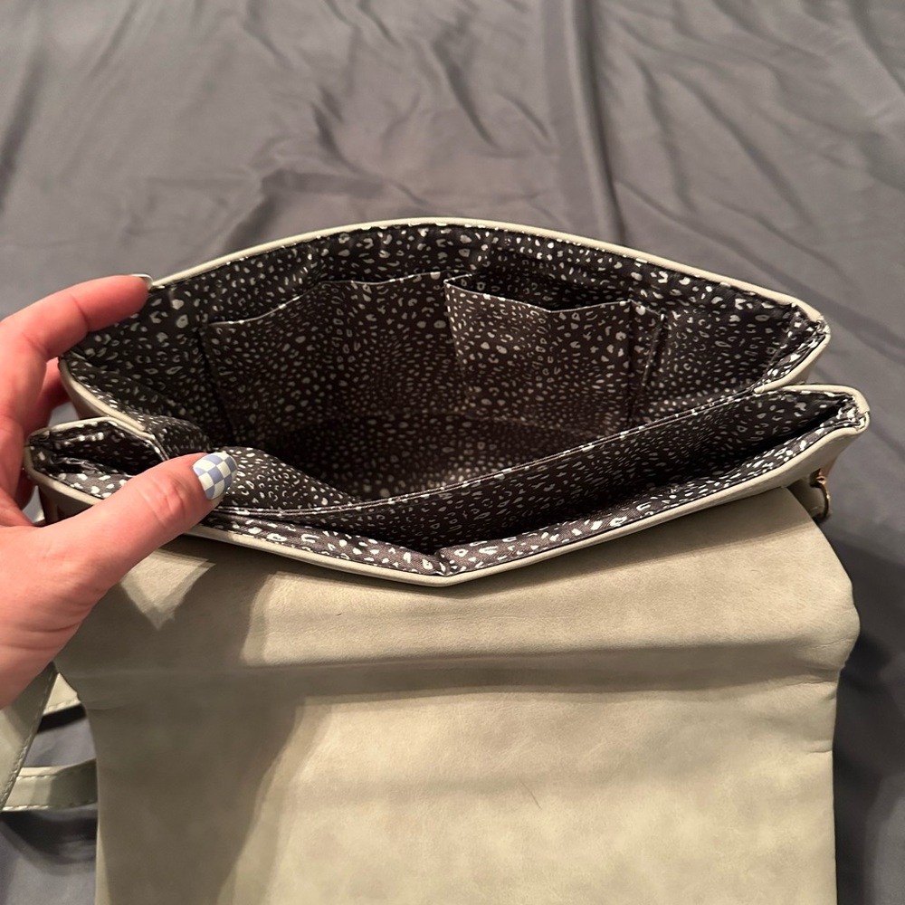 NWOT Women’s Laser-Cut Crossbody Bag with Gold Accent - Picture 5 of 9